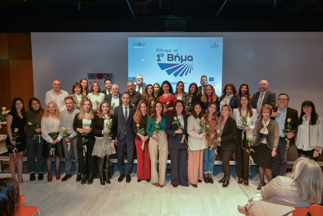 Μια ομάδα ατόμων που χαμογελούν και ποζάρουν για μια αναμνηστική φωτογραφία.